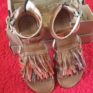Bedstu fringed sandals